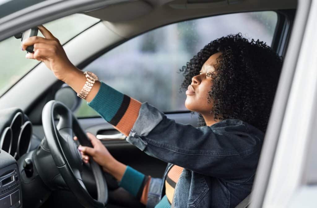 ¿Cuáles son las faltas leves en un examen práctico de conducir? 