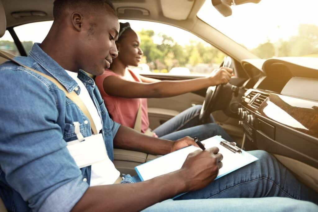 ¿Cuándo caduca el examen teórico del permiso de conducir? 