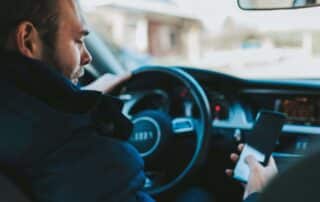 Te contamos las principales distracciones al volante que hay y cómo evitarlas