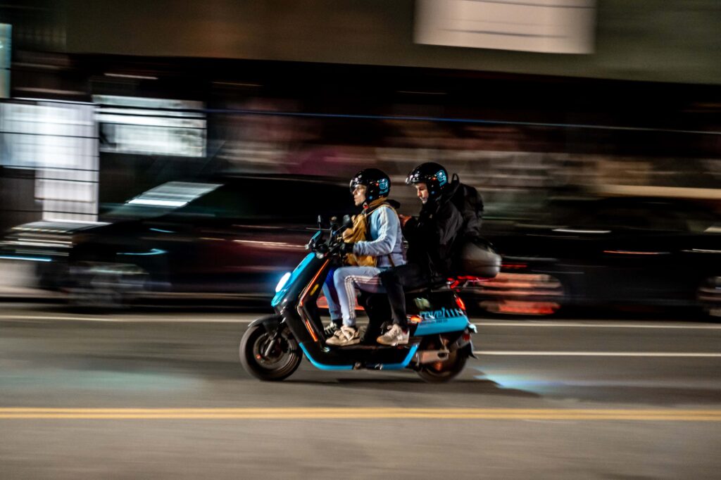 ¿Se puede conducir una moto eléctrica con el carnet de moto?